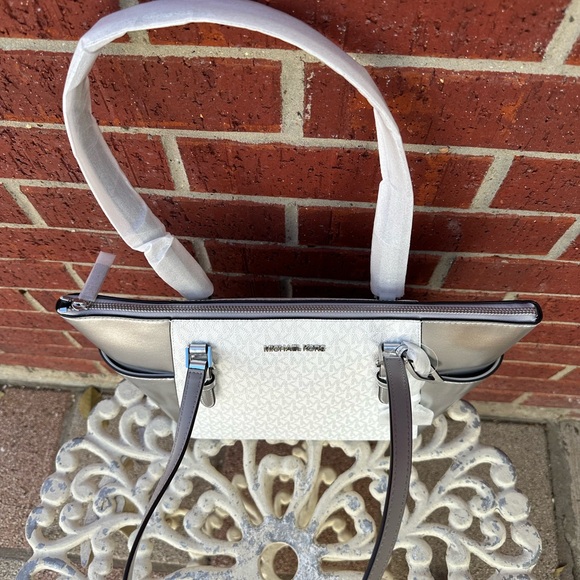 Michael Kors Silver and White Tote Bag Set - Picture 5 of 12